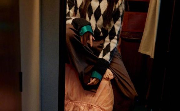 秋天街头“英伦风”只需一件菱格毛衣就可以,英国绅士贵气你也能拥有