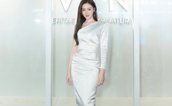 张天爱半露肩连衣裙性感又优雅，高级感十足