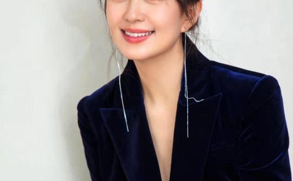 杨童舒真空穿丝绒西装配喇叭裤,骨子里透着高级