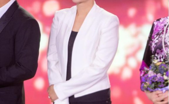 蒋雯丽一头短发还挺有凌乱美,穿喇叭裤好时髦