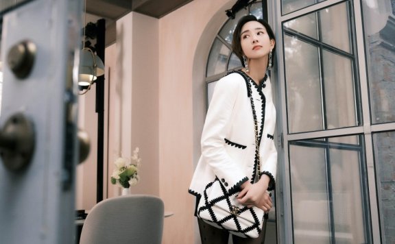 张钧甯黑白撞色时尚穿搭 简约大气优雅十足