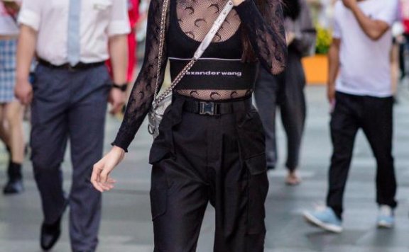 秋天是穿短靴的季节,美女用平底短靴穿着舒适还容易搭配