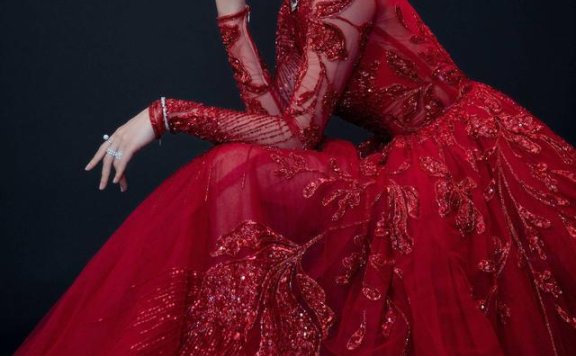 万茜风韵不减展现得天独厚气质，中国风刺绣够吸引人