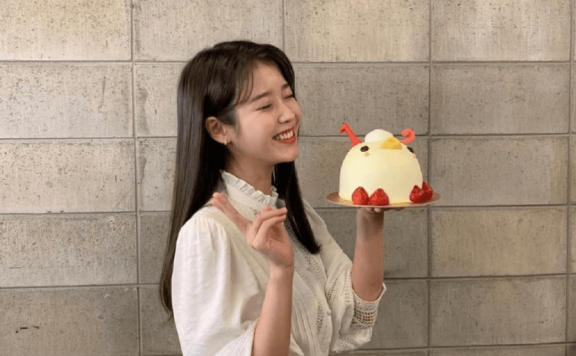 IU的秋季软萌风穿搭回头率绝对“爆棚”，衬衫配针织外套好少女