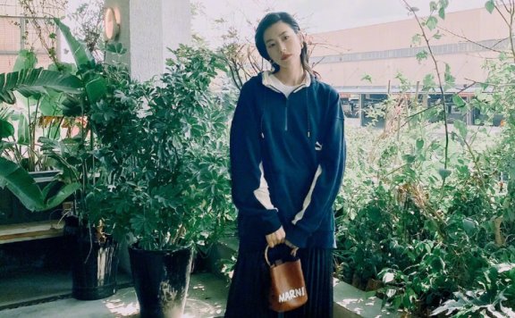 刘雯穿秋季必备针织衫，逆天身材太美了