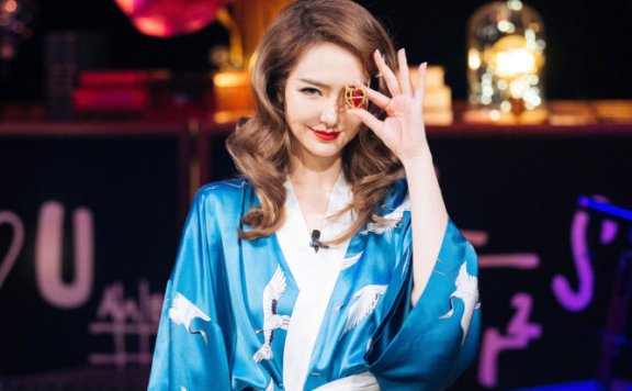 戚薇演绎复古贵妇风，浴袍造型随意又慵懒满满大上海气息