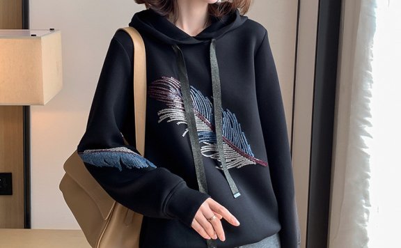 休闲卫衣就是减龄,30岁的女人穿也显得青春活力