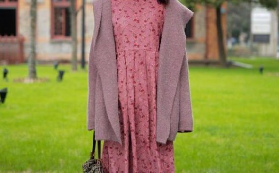 真正会穿衣的女人穿裙子很少配高跟鞋,看这些国内街拍你就知道了