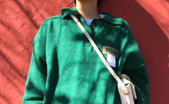 张子枫绿色针织衫搭配干练短发,风格格外帅气