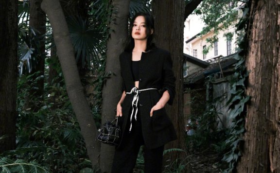 辛芷蕾穿黑色圆领外套搭配直筒长裤，身材性感又苗条