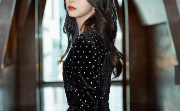 谭松韵穿丝绒短裙气质高贵,镶钻细节立马高级起来了