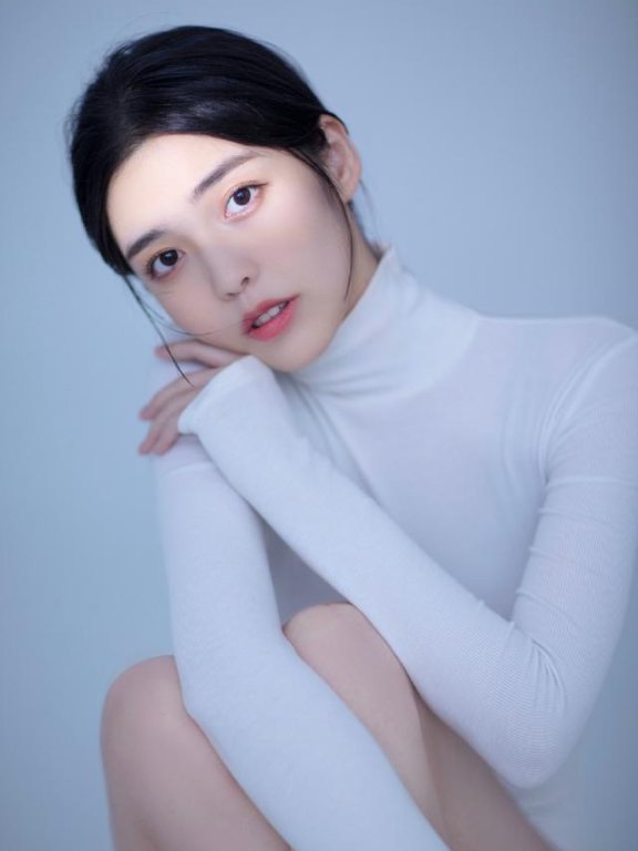毛省曈干净纯白写真,尽显苗条身材与温柔气质