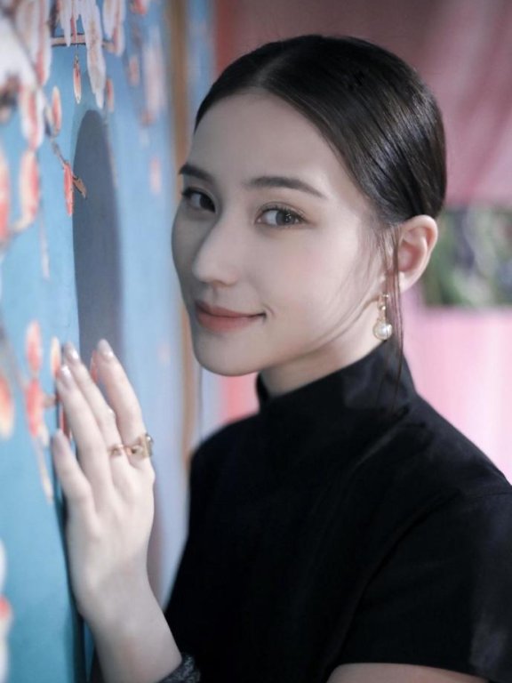 最美千金何超莲罕见穿旗袍扎低马尾妆容淡雅,气质远胜普通人