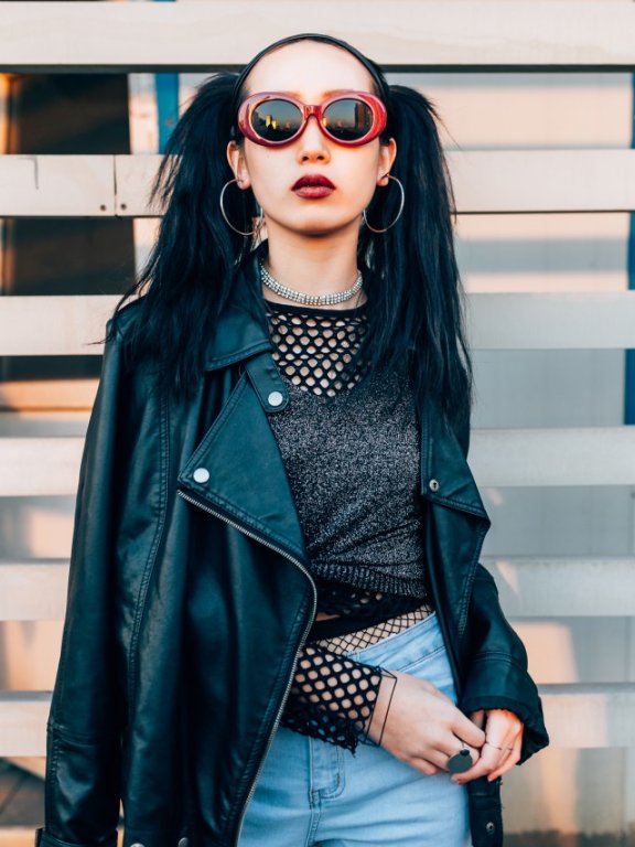 皮衣怎么搭配好看女 皮衣下身怎么搭配