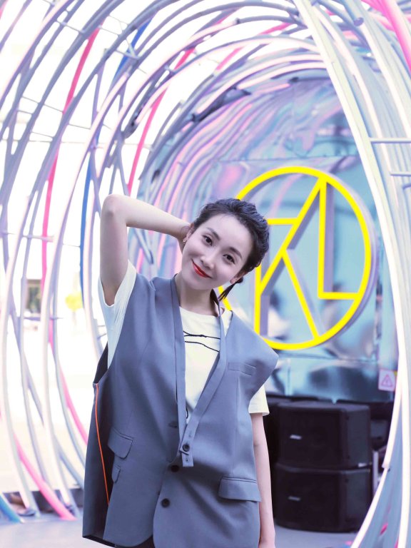 许歌甜酷风街拍 清新元气捕捉秋日清凉