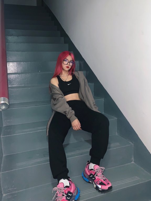 刀小刀晒美照故意秀鞋子,配色花哨一查价格8000块