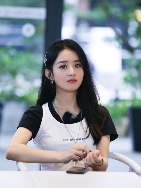 赵丽颖叠穿效果超帅气,运动裤搭配绝了