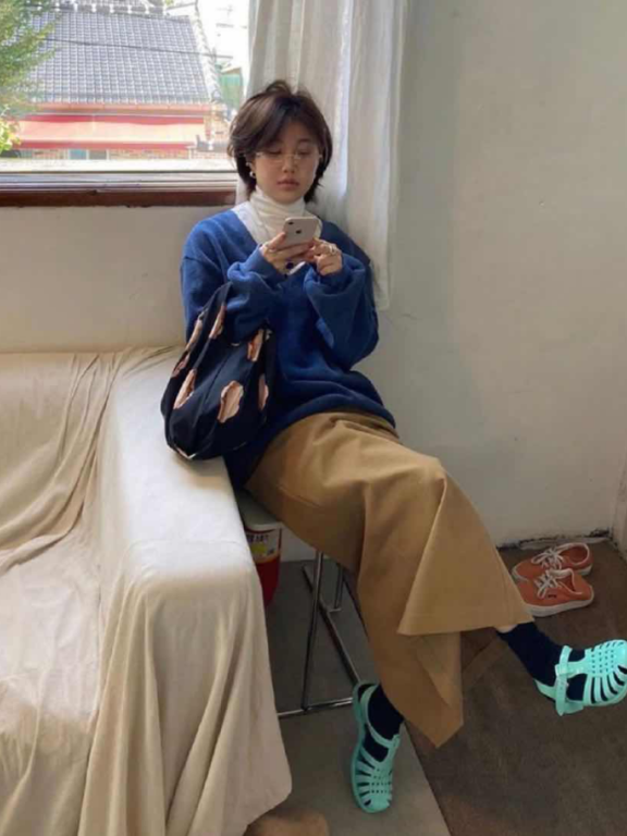 回头率“爆棚”的叠穿技巧，西装叠穿碎花裙俏皮可爱，同色系叠穿高级