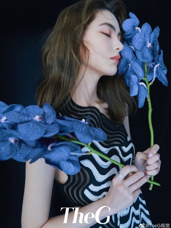 昆凌最新写真秀美肩锁骨!雪肤娇嫩大长腿性感迷人