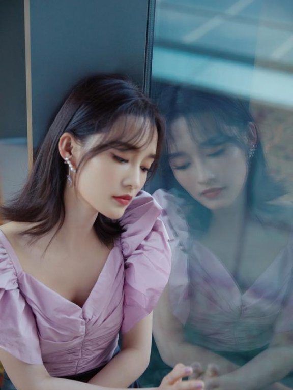 李沁穿紧身皮裙一点不显勒,曲线美的刚刚好