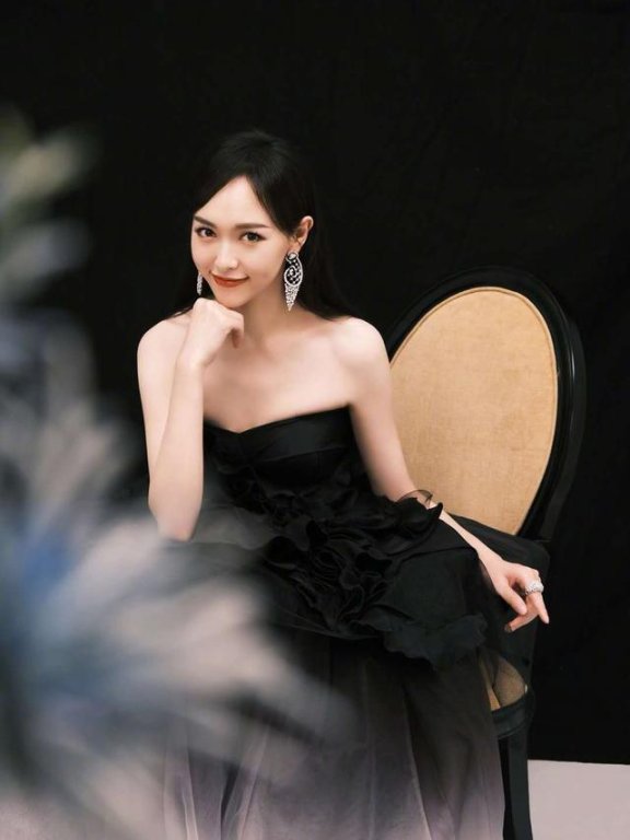 唐嫣水墨风公主裙造型太美,身材纤细露香肩性感十足