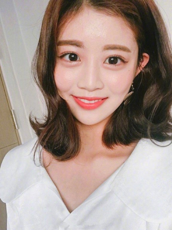 三七分外翘蛋卷中长发造型,甜系小仙女必备!