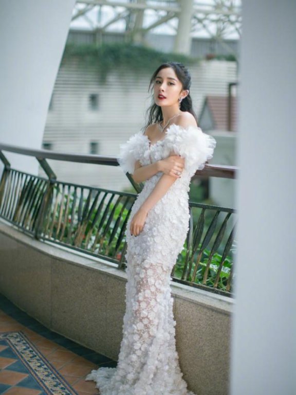 杨幂白色大雪花抹胸长裙秀出肩颈线，清新时尚养眼