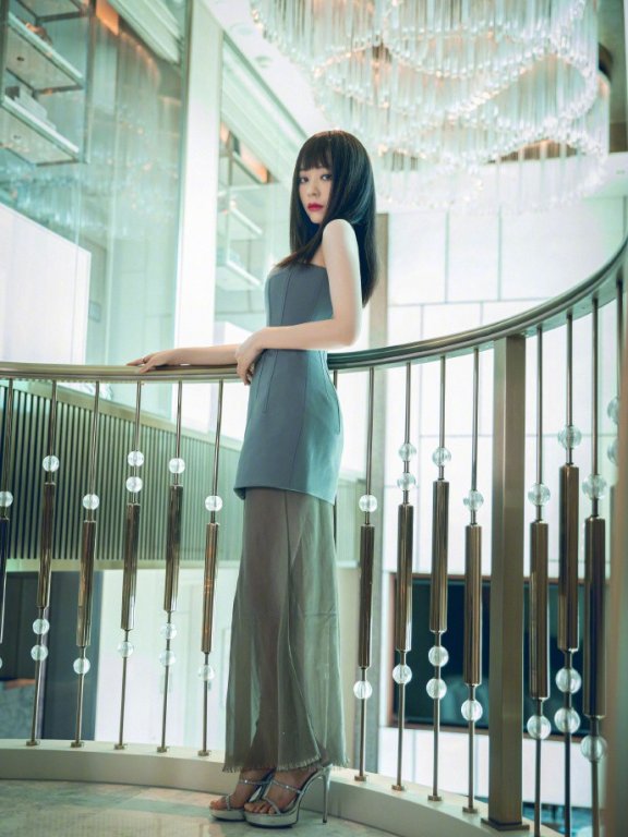 奔四的张靓颖更有女王范!抹胸礼服高调美艳,腰臀比过分优秀
