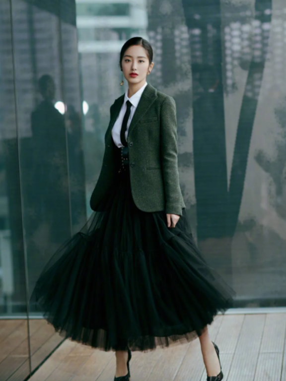西装配衫裙原来这么美！杨采钰兼具帅气和温柔，气场足时尚感更足