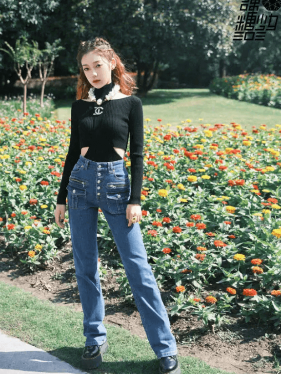 希林娜依·高出道后穿长袖衫在腰间挖两个洞,秀出蝼蚁腰贼撩人