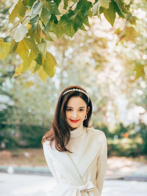 古力娜扎穿大衣搭配打底衫造型时髦,腿长成亮点