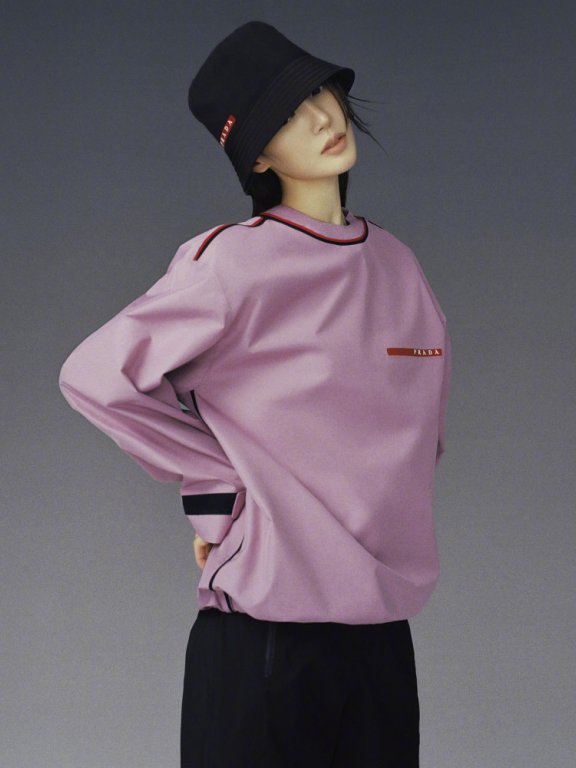 金晨秀运动套装,宽松卫衣搭配休闲渔夫帽满满慵懒气息