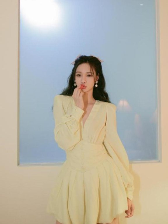 沈梦辰可爱起来真耐看,不仅服装显小,表情动作更像萝莉