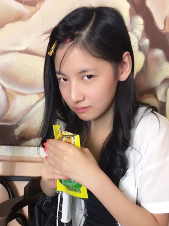 硬糖少女学生照,赵粤表情可爱,张艺凡很是呆萌,王艺瑾还挺洋气