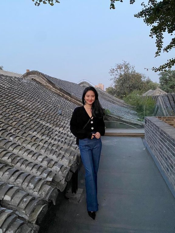 杨采钰法式秋日穿搭!简约利落又时髦复古,网友:太像刘亦菲了