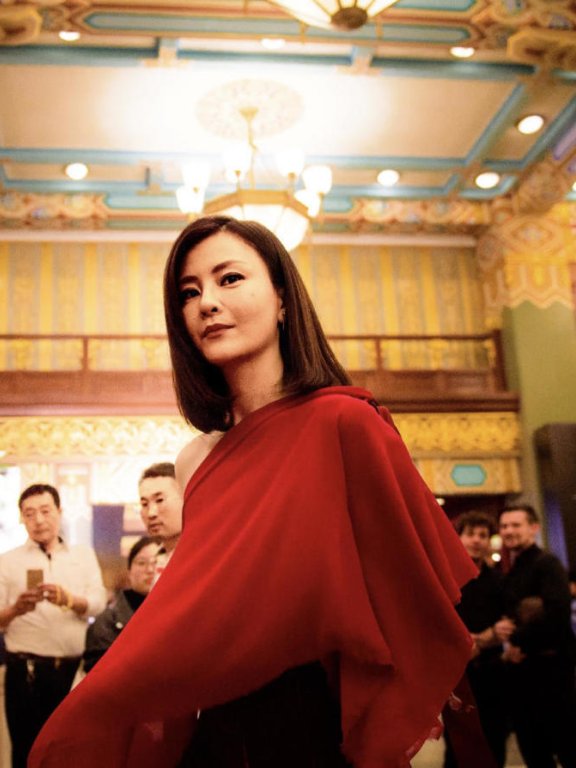 刘孜穿红色斜肩上衣配阔腿裤去看秀,气场全开
