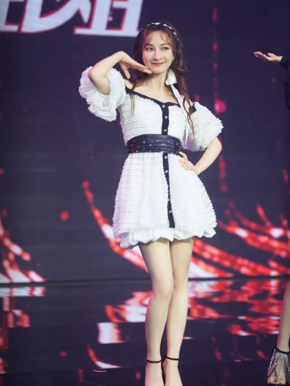 4位女明星撞衫,不同的打扮方式把衣服穿出了不同价位感