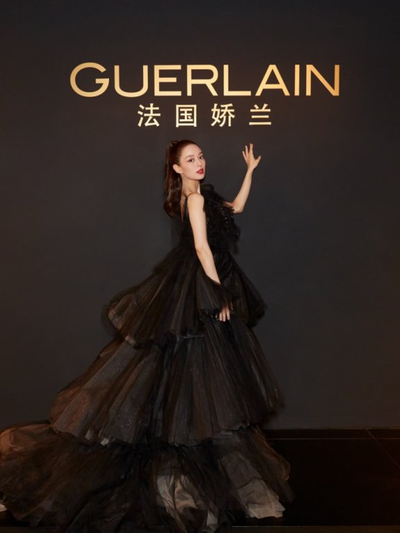 吉娜穿黑纱连衣裙扎马尾优雅还显气质,准辣妈状态太好了!
