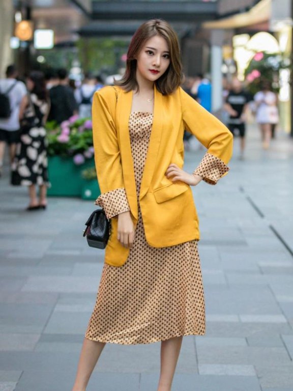 10月街拍:美女选择休闲西装,搭配秋装时髦又洋气