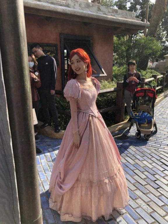 长卷红发配大摆公主裙,毛晓彤COS迪士尼公主美上热搜