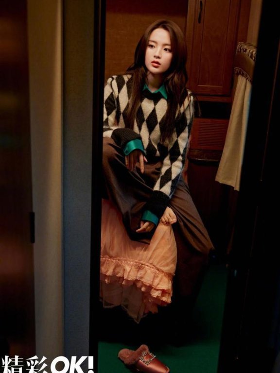 秋天街头“英伦风”只需一件菱格毛衣就可以，英国绅士贵气你也能拥有