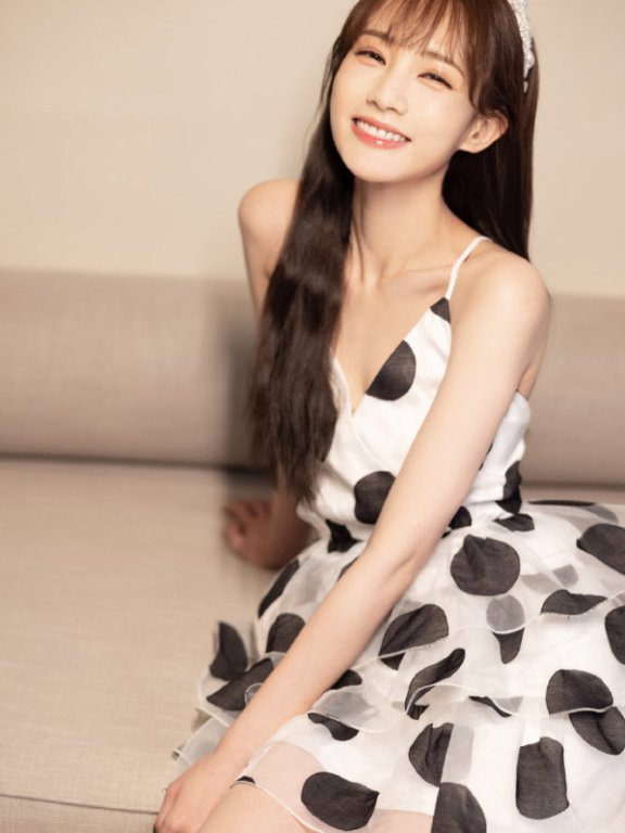 李一桐穿吊带裙美成仙，和旁边陆毅穿得不是一个季节