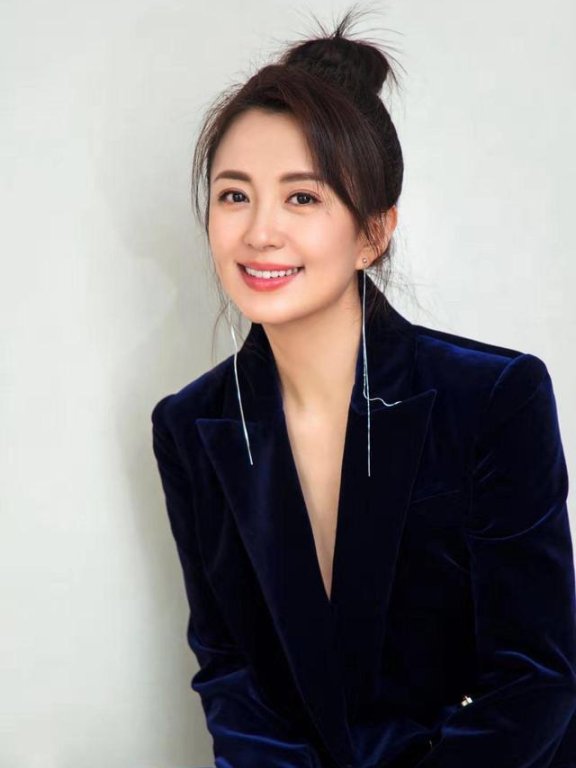 杨童舒真空穿丝绒西装配喇叭裤,骨子里透着高级