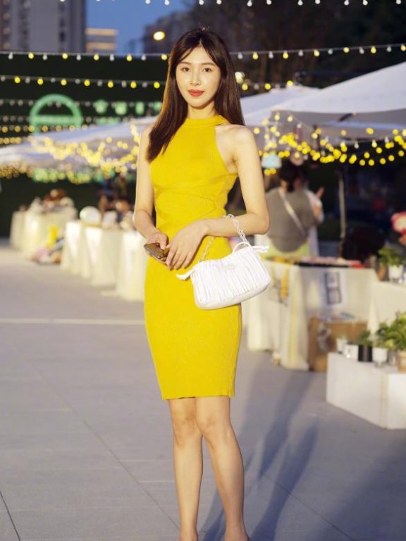 金秋10月姑娘们大胆启用黄色,时髦洋气又好看