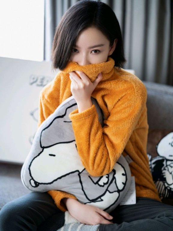 倪妮晒私服照片,家居服也能穿得高级大气,不愧为行走的气质女神