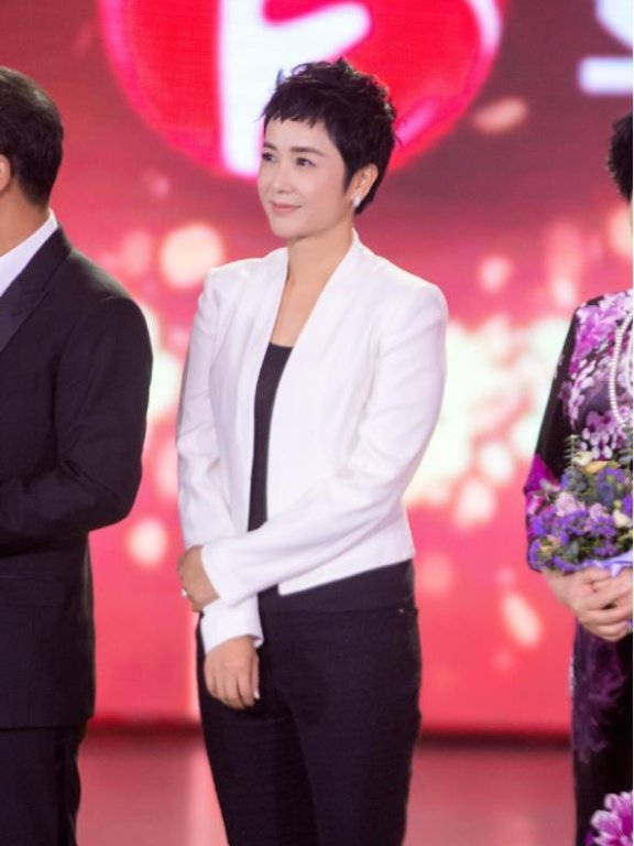 蒋雯丽一头短发还挺有凌乱美,穿喇叭裤好时髦