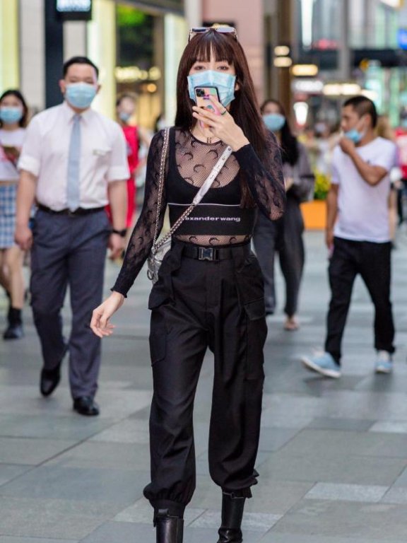 秋天是穿短靴的季节,美女用平底短靴穿着舒适还容易搭配