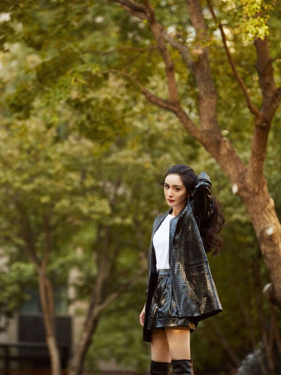 杨幂新造型御姐气息十足，黑色皮质外套搭配白T，风格冷酷又简约