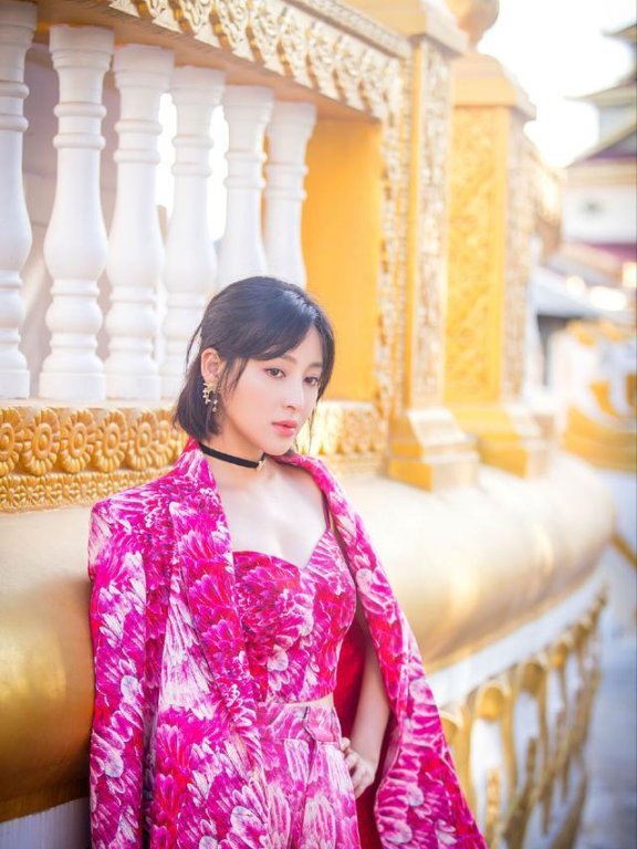 甘婷婷连荧光色也能驾驭的很好,不仅带着稚嫩感还有些可爱