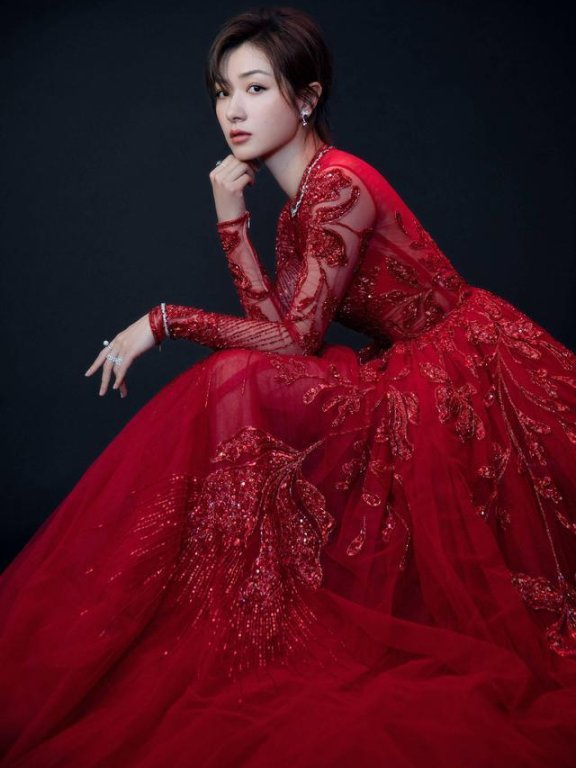 万茜风韵不减展现得天独厚气质,中国风刺绣够吸引人